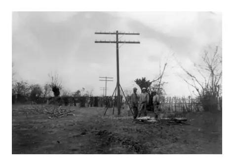 40th battalion setting up poles in hedgerows