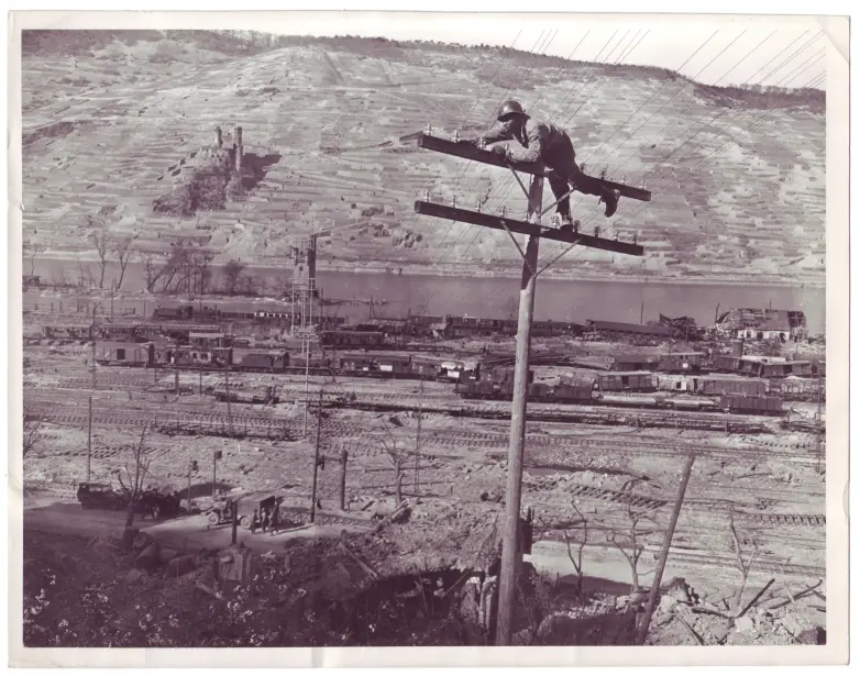 Sgt. Barreteau fastening wire at Bingen